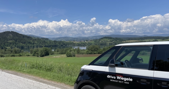 Der ID. Buzz vor der malerischen Kulisse am Längsee