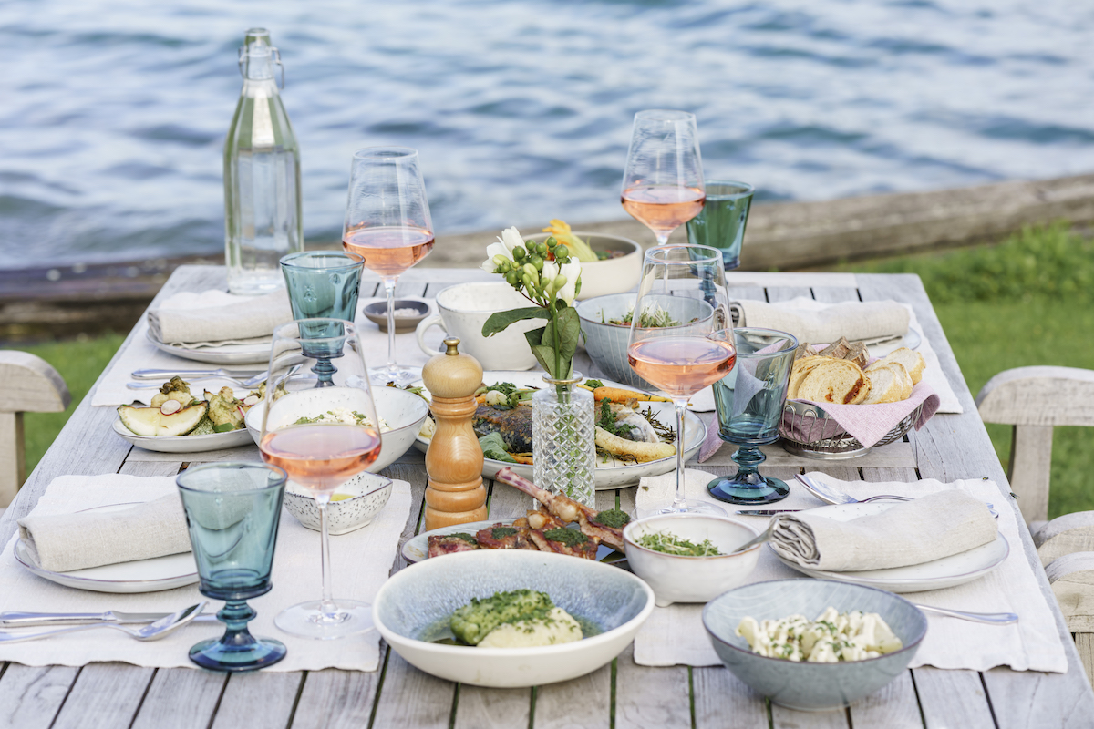 Dinner am See: Zu Tisch bitte!