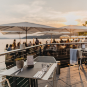 Die Terrasse im Seerestaurant JILLY_BEACH bietet einen herrlichen Ausblick über den Wörthersee.