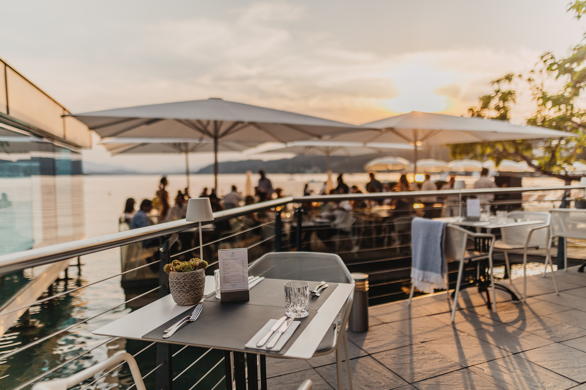 Die Terrasse im Seerestaurant JILLY_BEACH bietet einen herrlichen Ausblick über den Wörthersee.