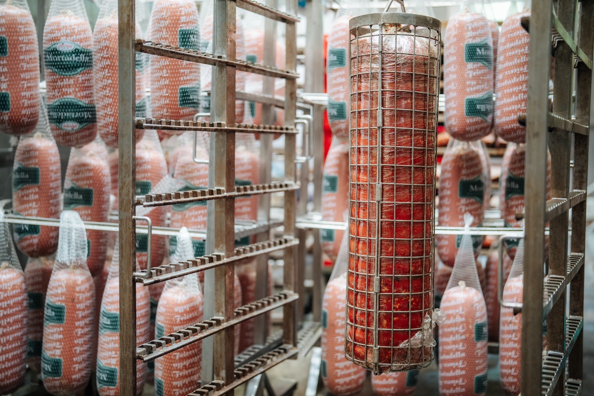 Anlässlich 125 Jahre fertigte Frierss eine Riesenmortadella wie anno dazumal – ein handwerkliches Meisterstück