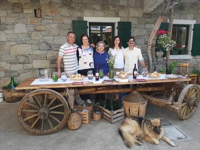 Am Weinbauernhof Petelin-Rogelja werden wir auch deren ausgezeichnete Teranweine und -liköre verkosten.