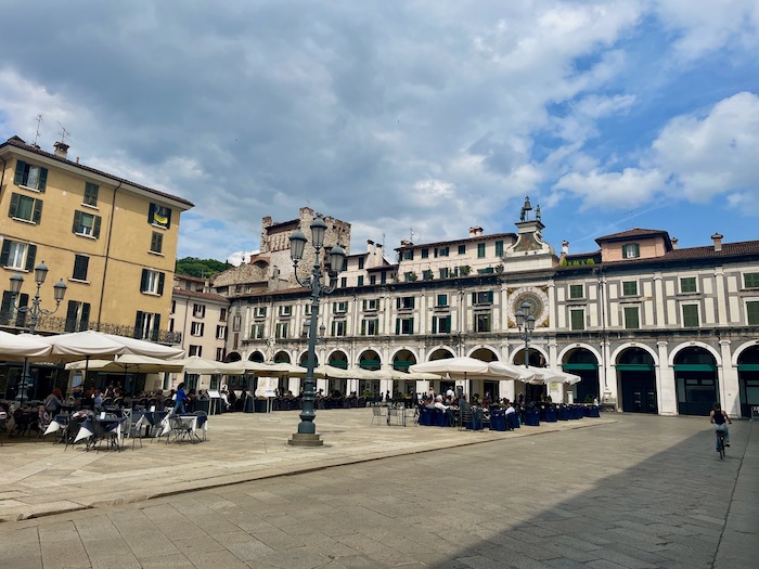 Die Piazza della Loggia mit ihren netten Cafès.