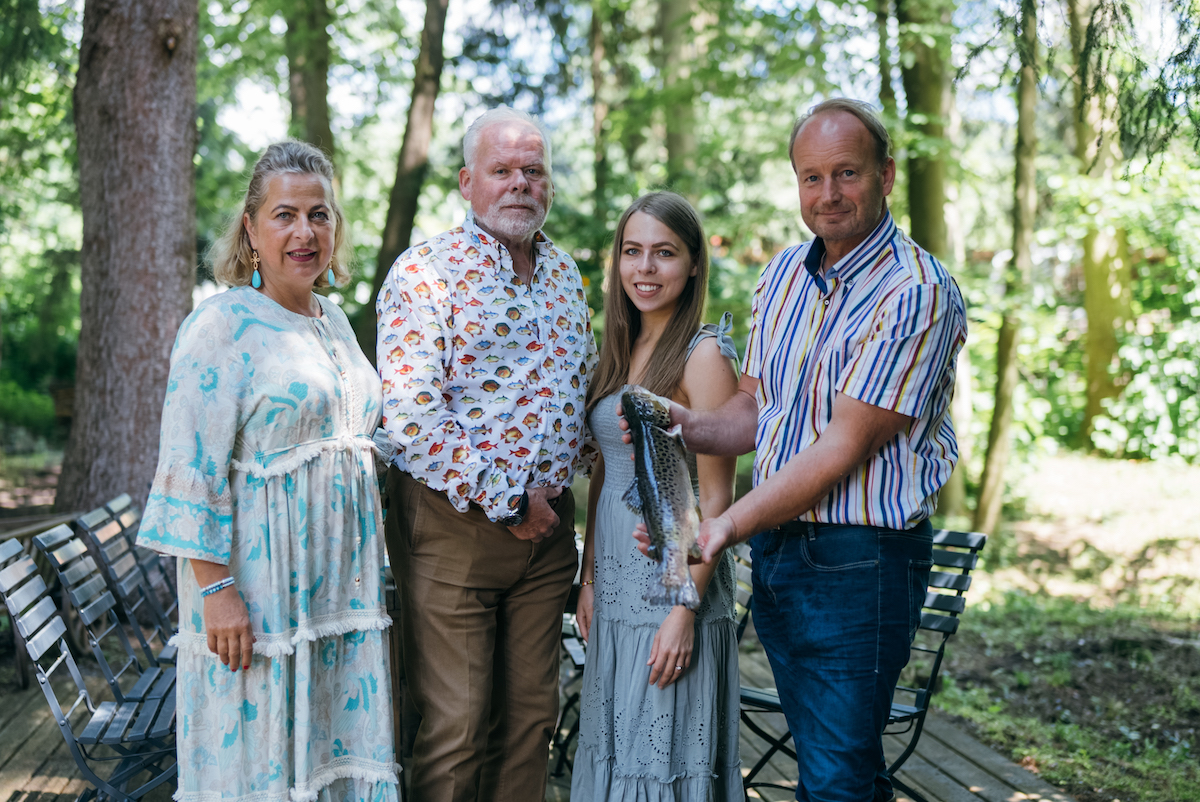 (v.l.) Renate, Jakob und Katharina Wrann mit Fischexperte Markus Payr