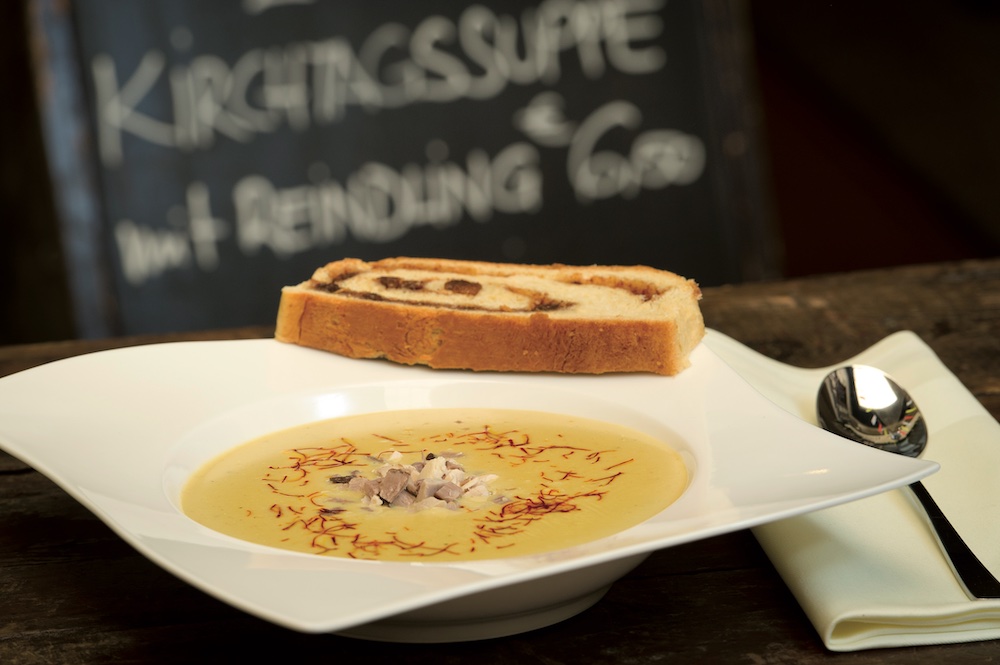 In Villach ist der Reindling zur Suppe Pflicht!