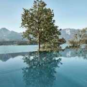 Vom Seemotion-Spa inkl. Außen-Infinitypool genießt man einen herrlichen Ausblick auf das Türkisblau des Sees.