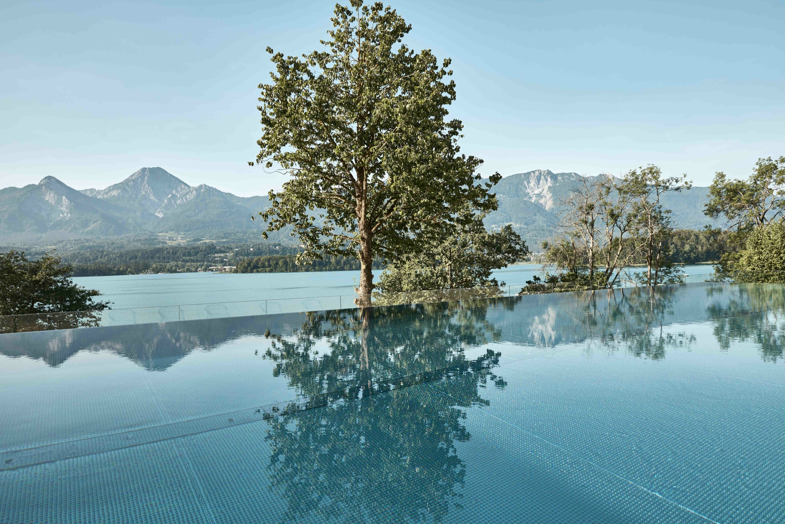 Vom Seemotion-Spa inkl. Außen-Infinitypool genießt man einen herrlichen Ausblick auf das Türkisblau des Sees.