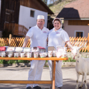 Familie Pobaschnig produziert aus der Biomilch ihrer Ziegen und Kühe köstliches Bauernhof-Eis.