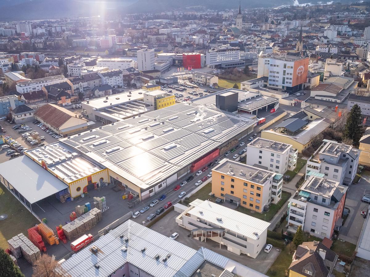 Die 5.400 m2 große Photovoltaikanlage auf dem Dach der Brauerei Villach braut schon seit 2019 mit.
