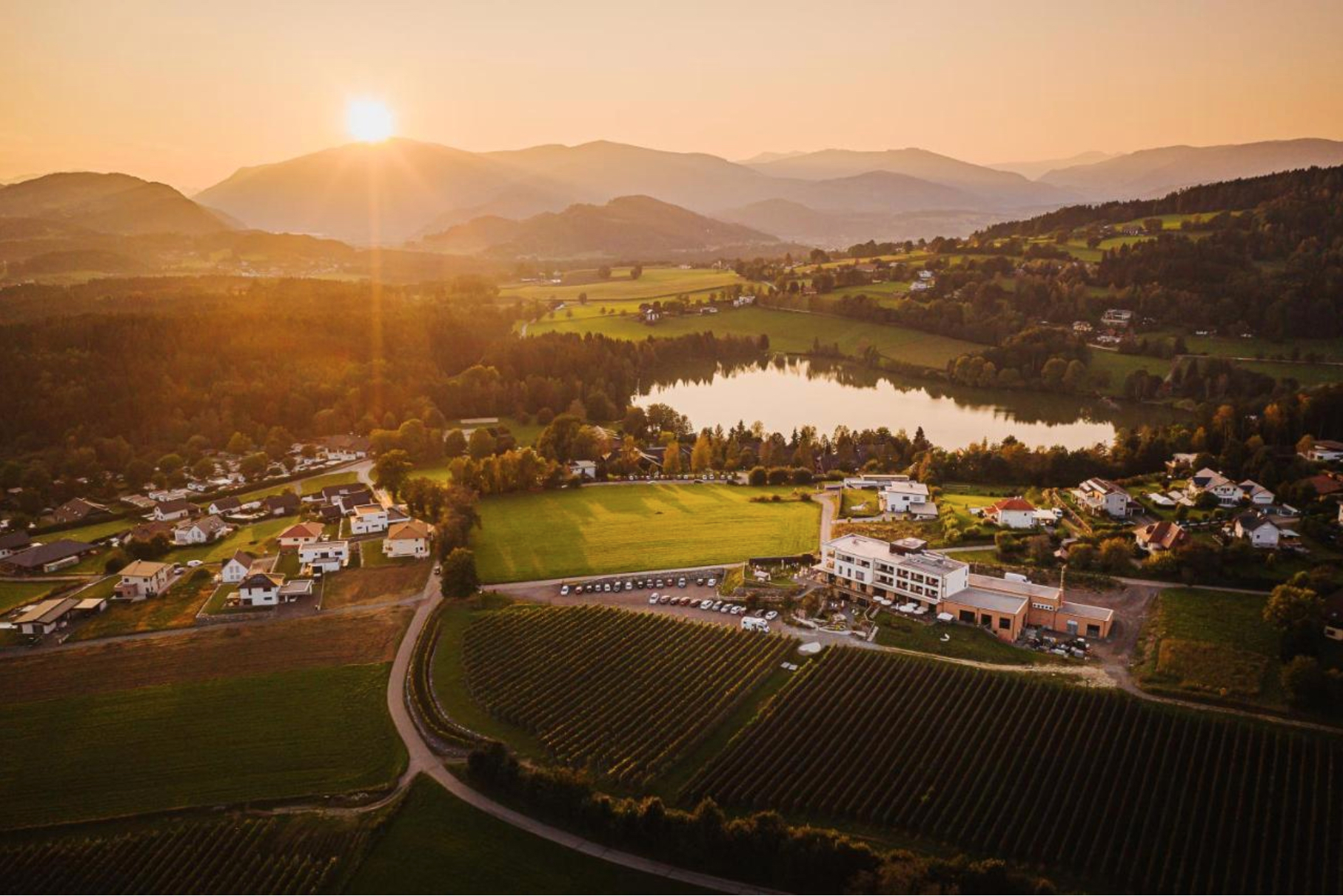 Das Wein-Hotel SchlafGUT liegt oberhalb des Maltschachersees, umgeben der Hauseigenen Weingärten.