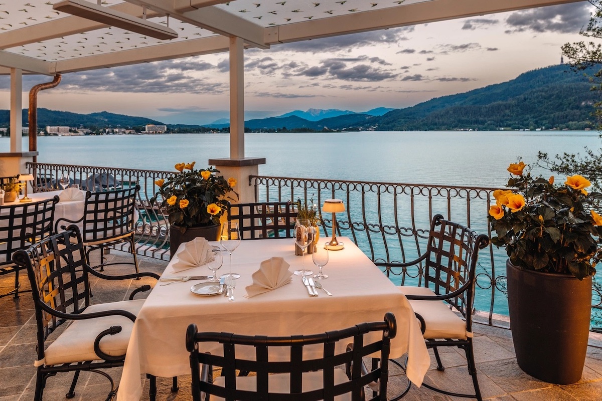 Im Gourmet-Restaurant La Terrasse erwartet Sie ein atemberaubendes Panorama über den Wörthersee.