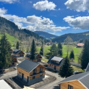 Die Chalets im DualPark befinden sich inmitten der Kärntner Berglandschaft.