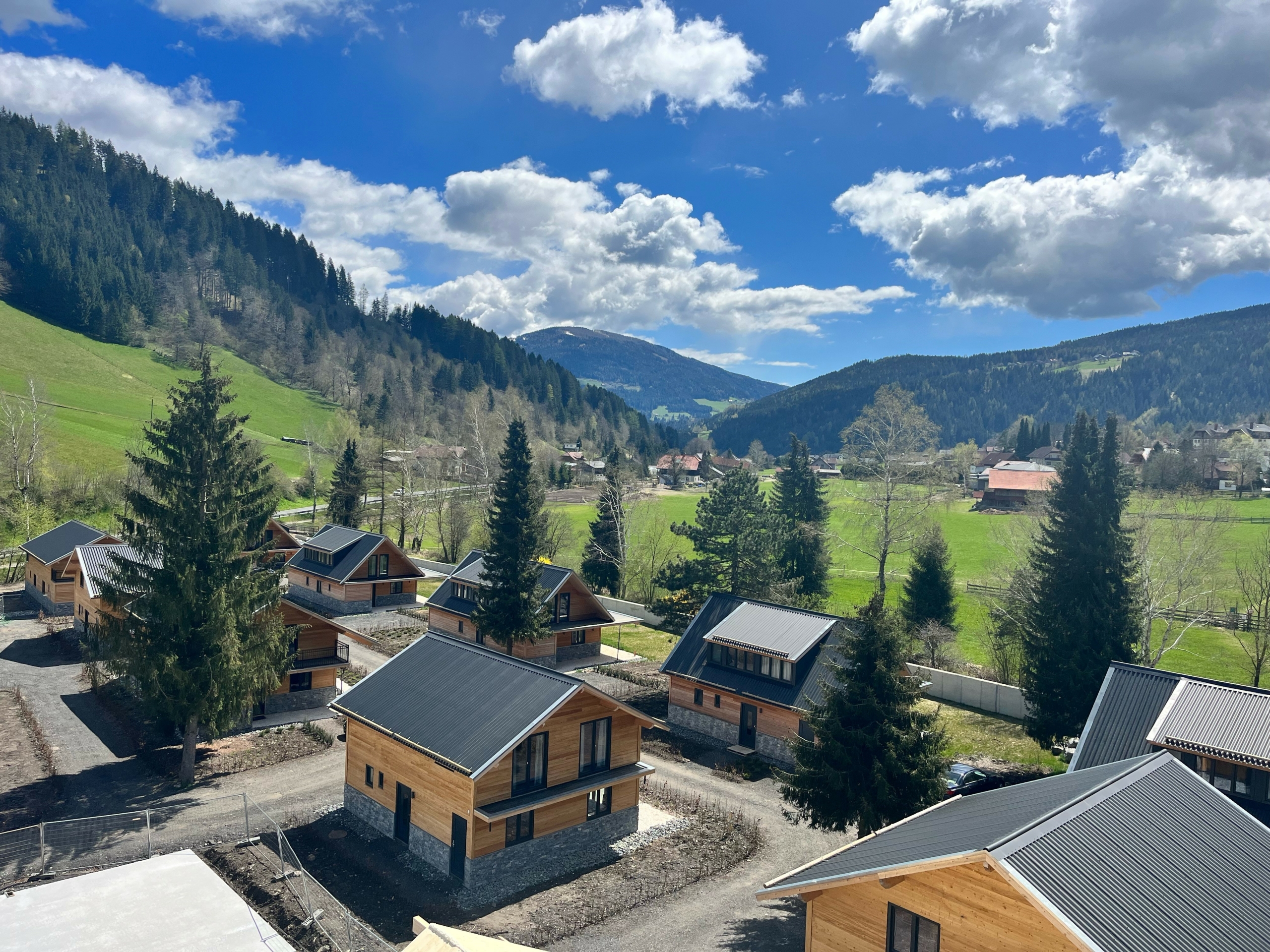 Die Chalets im DualPark befinden sich inmitten der Kärntner Berglandschaft.