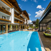 Mit tollen Zimmern & Suiten und einem 500m² großen Wellnessbereich wird der Kärnten Urlaub unvergesslich.