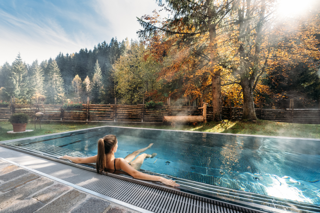 Hof-Gäste können im „Waldblick-Relaxpool“ im Außenbereich entspannen!