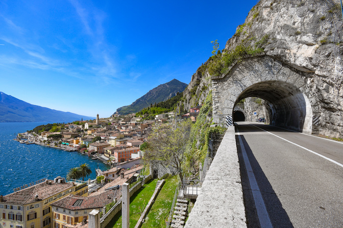 Limone liegt an der „Gardesana Occidentale“, die zu den schönsten Küstenstraßen Italiens zählt.