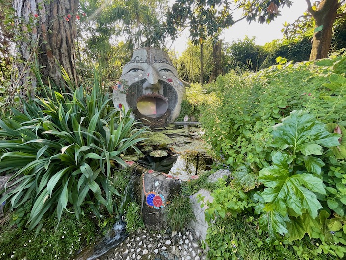 Der „Heller Garden“ ist ein blühendes Paradies mit Werken berühmter Künstler.