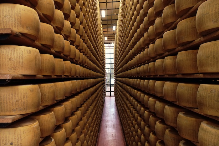 Bei Montecavolo befindet sich die größte Parmesan-Lagerhalle, die allerdings einer Bank gehört und das „Fort Knox“ Italiens genannt wird.