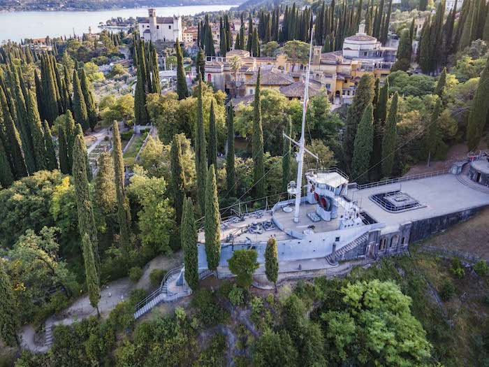 Skurill: Im Park des Museums „Vittoriale degli Italiani“ liegt sogar ein halbes Kriegsschiff.