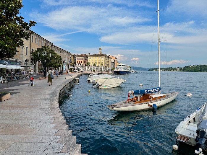 In der Bucht von Salò lädt die längste Promenade am Gardasee zum Flanieren ein.