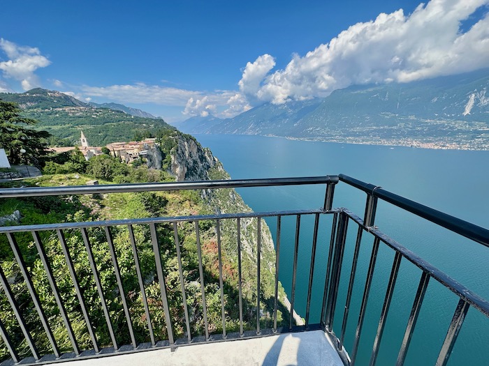 Die Aussichtsplattform „Terrazza del Brivido“ in Pieve hängt auf einer Felskante 500 Meter hoch über dem See.