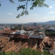 Der Blick vom Schloßberg lässt innehalten und die berühmte Grazer Dachlandschaft bewundern.