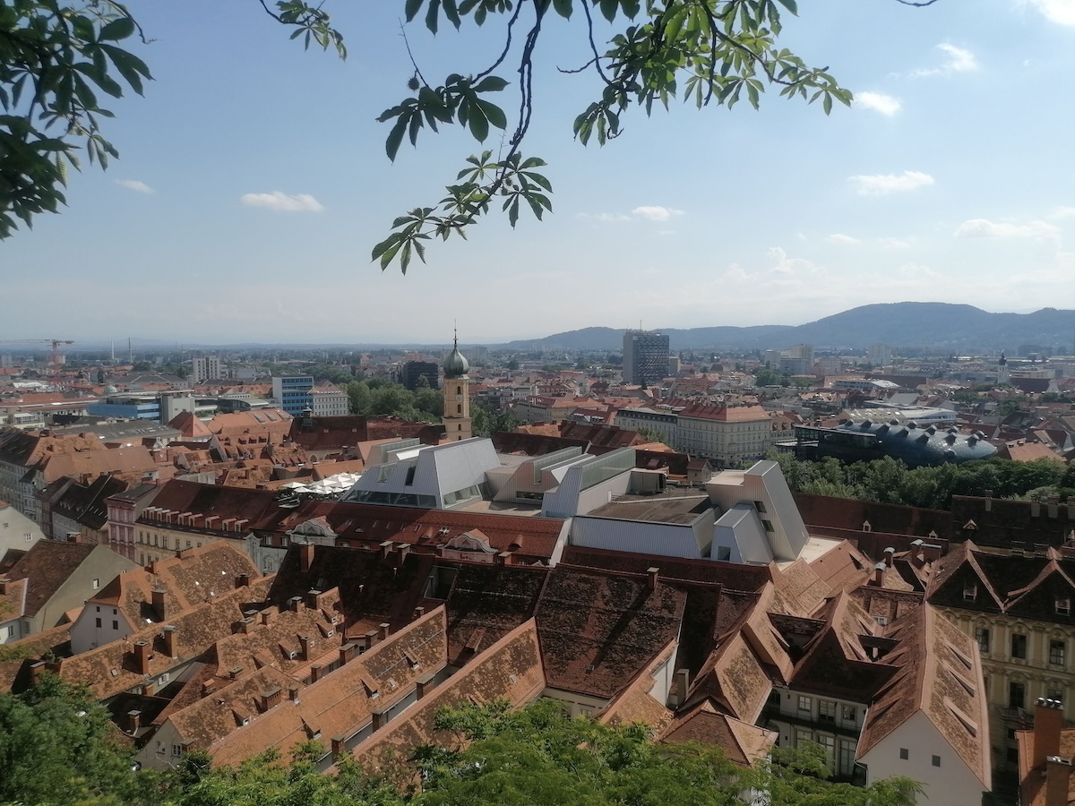 Der Blick vom Schloßberg lässt innehalten und die berühmte Grazer Dachlandschaft bewundern.