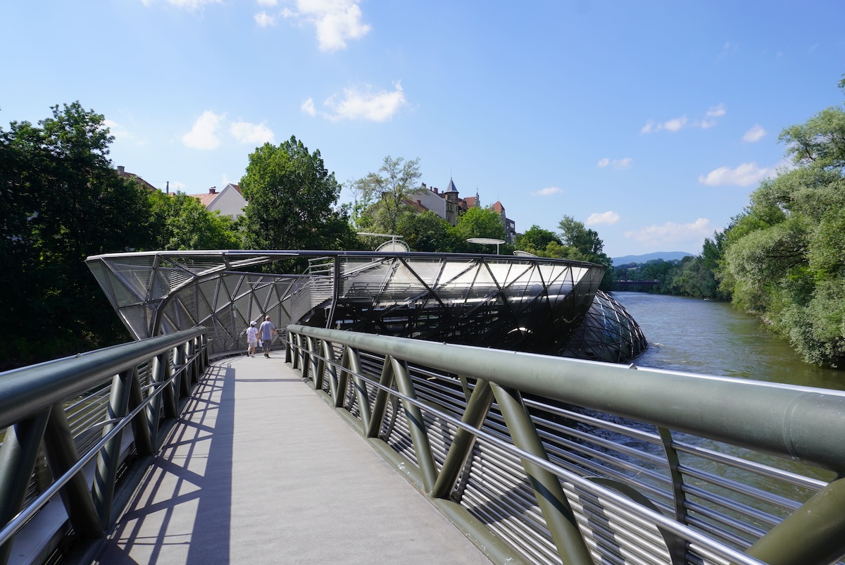 Die Murinsel verbindet Ost und West. Die Architektur ist spektakulär.