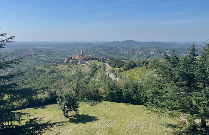 Traumhafter Blick aus den Weinbergen auf das Görzer Hügelland-Brda-Collio und seine pittoresken Dörfer.
