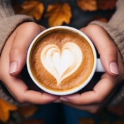 Am liebsten trinken wir unseren Kaffee zuhause, und dann genießen viele einen cremigen Cappuccino mit geschäumter Milch.