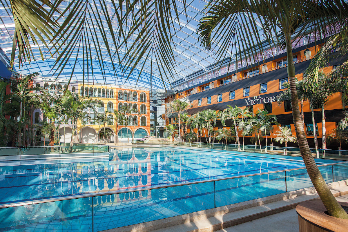 In der Palmenlagune des riesigen Wellenbades gelegen bietet das Hotel Victory einen imposanten Anblick.