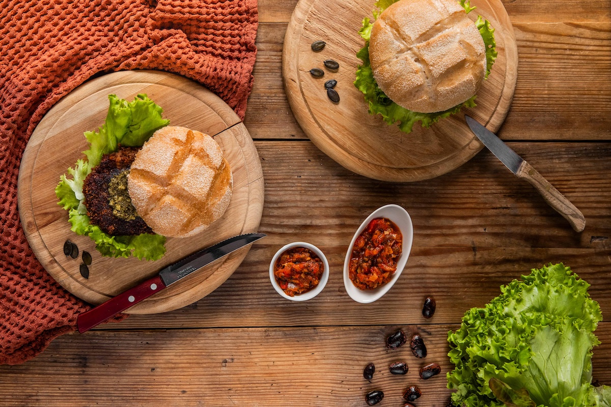 Beim veganen Steirerburger-Rezept des Oskar-Schauer-Hauses in der Steiermark bestehen die Burger-Laibchen aus Käferbohnen.