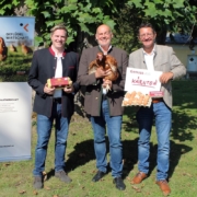 Stefan Wakonig-Felbinger (GF Eierring Herzogstuhl), Dieter Obereder (Obmann Geflügelwirtschaft Kärnten) und LK-Präsident Siegfried Huber (v.l.) setzen auf die Marke „Genussland Kärnten-Ei“.