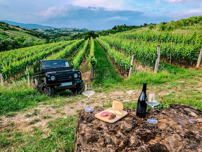 Das slowenisch-italienische Unternehmen „Kontrabant“ (Schmuggler) bietet Weinsafaris an.