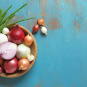 Zwiebeln gibt es in zahlreichen unterschiedlichen Arten, Farben und Formen