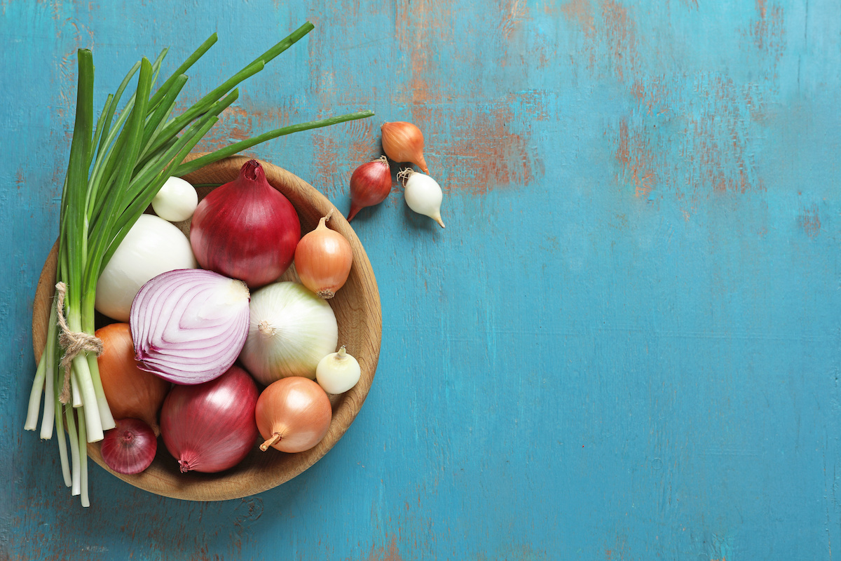 Zwiebeln gibt es in zahlreichen unterschiedlichen Arten, Farben und Formen