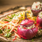 Mit Couscous gefüllte Zwiebeln