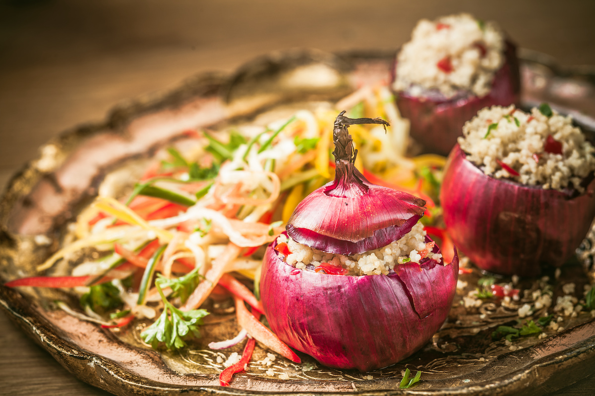 Mit Couscous gefüllte Zwiebeln