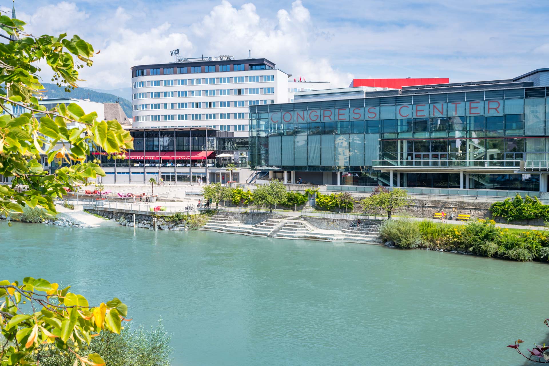 Das voco® Villach liegt direkt neben dem Congress Center am Ufer der Drau.