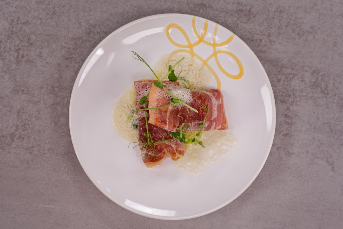 Lachsforelle mit Prosciutto, Wirsing und Steinpilz-Dashi