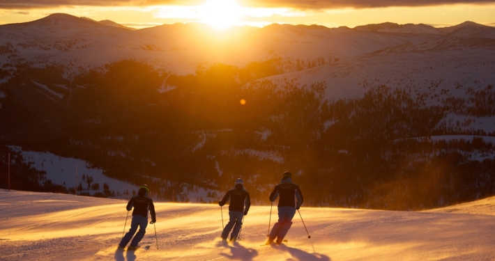 Die warme Wintersonne überstrahlt die schneebedeckten Pisten.