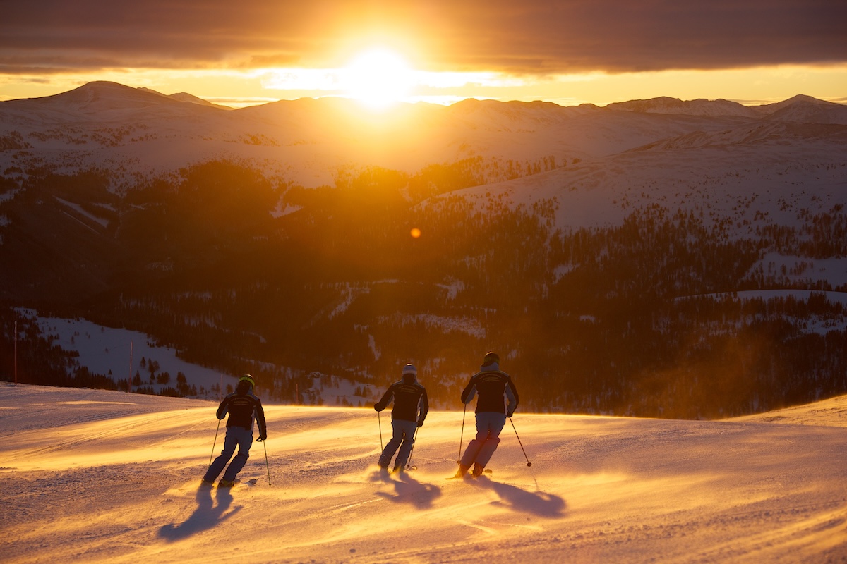 Die warme Wintersonne überstrahlt die schneebedeckten Pisten.