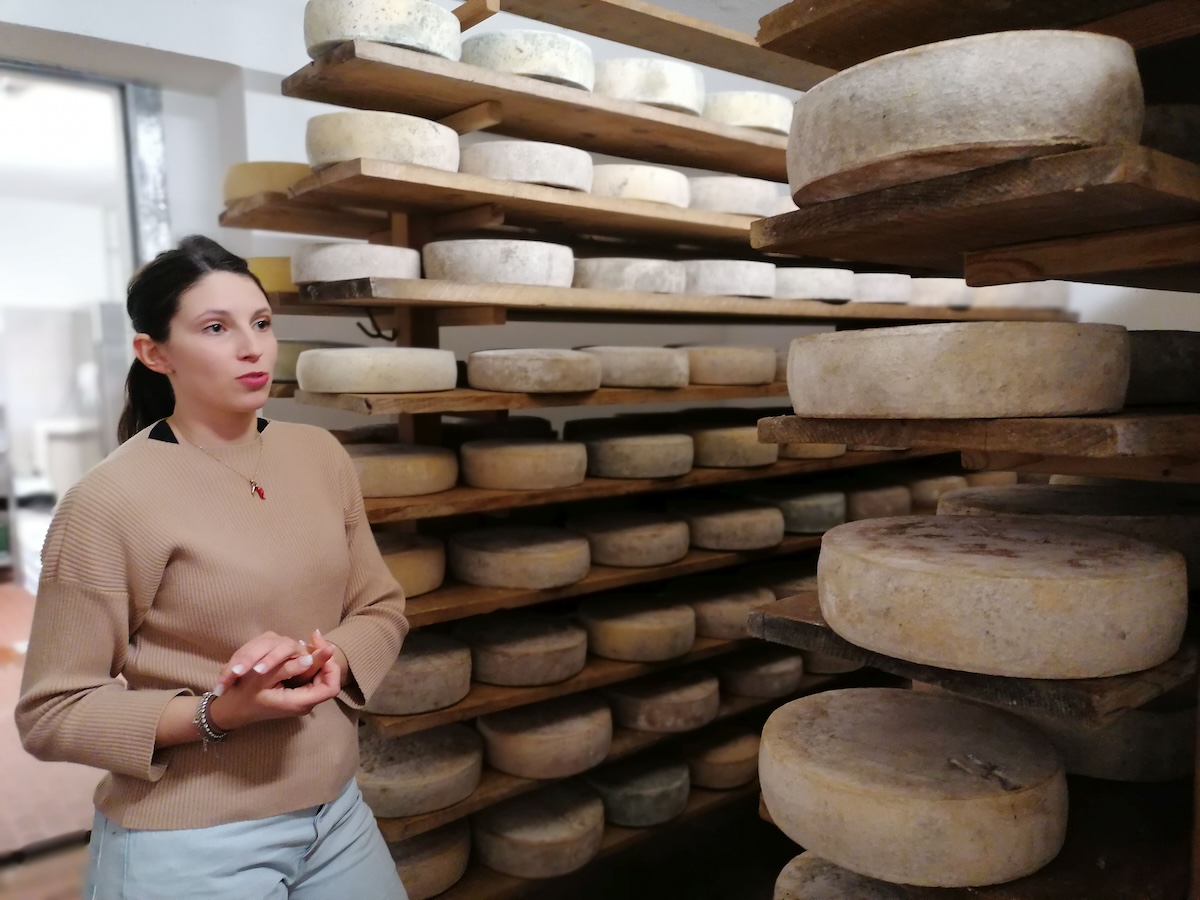 Elisa Manig ist aus den USA in ihre Heimat zurückgekehrt. Sie liebt ihre Tiere und stellt hochwertige Käse- und Milchprodukte her.