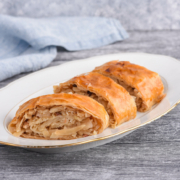 Als Dip zur Riesenfrühlingsrolle schmecken Sauerrahm und Sojasoße.