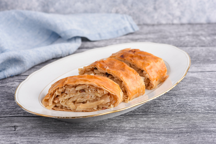 Als Dip zur Riesenfrühlingsrolle schmecken Sauerrahm und Sojasoße.