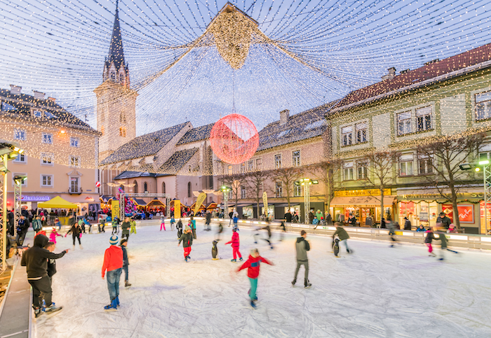 Wintervergnügen am Eislaufplatz vor dem Rathaus in Villach