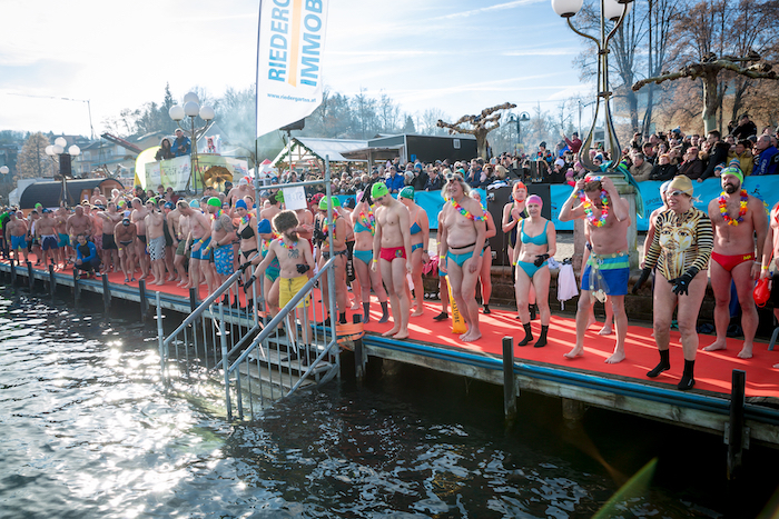 Besonders Mutige stürzen sich beim Neujahrsschwimmen in den eisigen Wörthersee