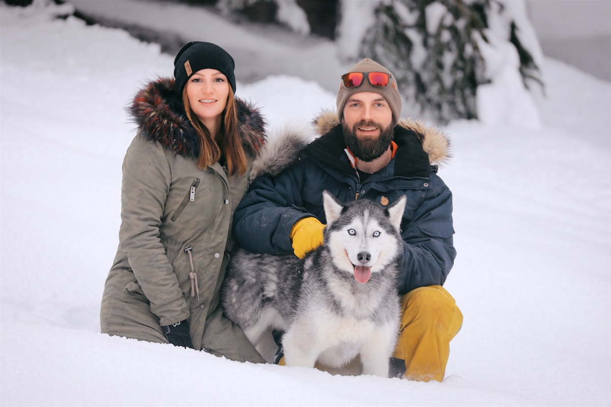 Martina und Dominik Lindebner mit einem ihrer Huskys