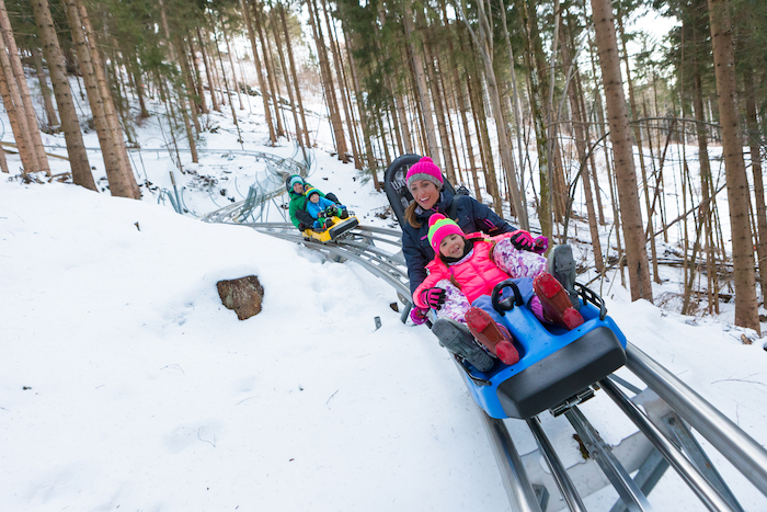 Auch im Winter ist die Fahr mit der Rodelbahn ein großer Spaß.