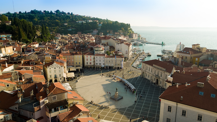 Der Tartini-Platz im Herzen von Piran mit seiner ovalen Form ist heute Fußgängerzone lädt zum Flanieren ein.